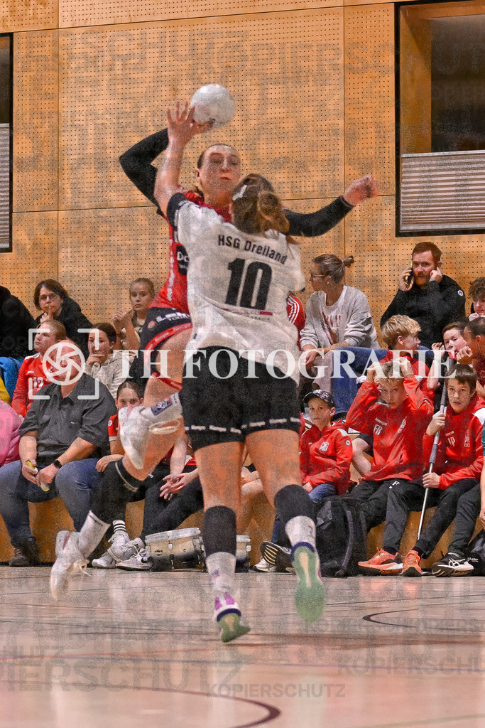 GER, SG Maulburg/Steinen - HSG Dreiland, Frauen-Handball, Oberliga Suedbaden, 3. Spieltag, Saison 2024/2025, 12.10.2024 | Maike Hartmann (SG Maulburg/Steinen, #22) beim Wurf und im Duell mit Tina Wollschlaeger (HSG Dreiland, #10)GER, SG Maulburg/Steinen - HSG Dreiland, Frauen-Handball, Oberliga Suedbaden, 3. Spieltag, Saison 2024/2025, 12.10.2024Foto: TH Fotografie/Thomas Hess