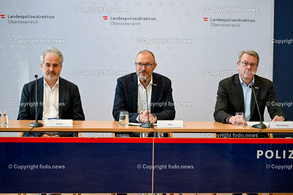 Landespolizeidirektion Oberoesterreich_ Pressekonferenz_ Homeinvasion_ 25.01.2024-2 | 25.01.2024, Landespolizeidirektion Oberoesterreich, AUT, Pressekonferenz LPD Ooe, geklaerte schwere Straftat, Homeinvasion, im Bild Alois Ebner (Leitender Staatsanwalt Ried/Innkr.), Andreas Pilsl (Landespolizeidirektor Ooe), Gottfried Mitterlehner (Leiter des Landeskriminalamt Ooe)