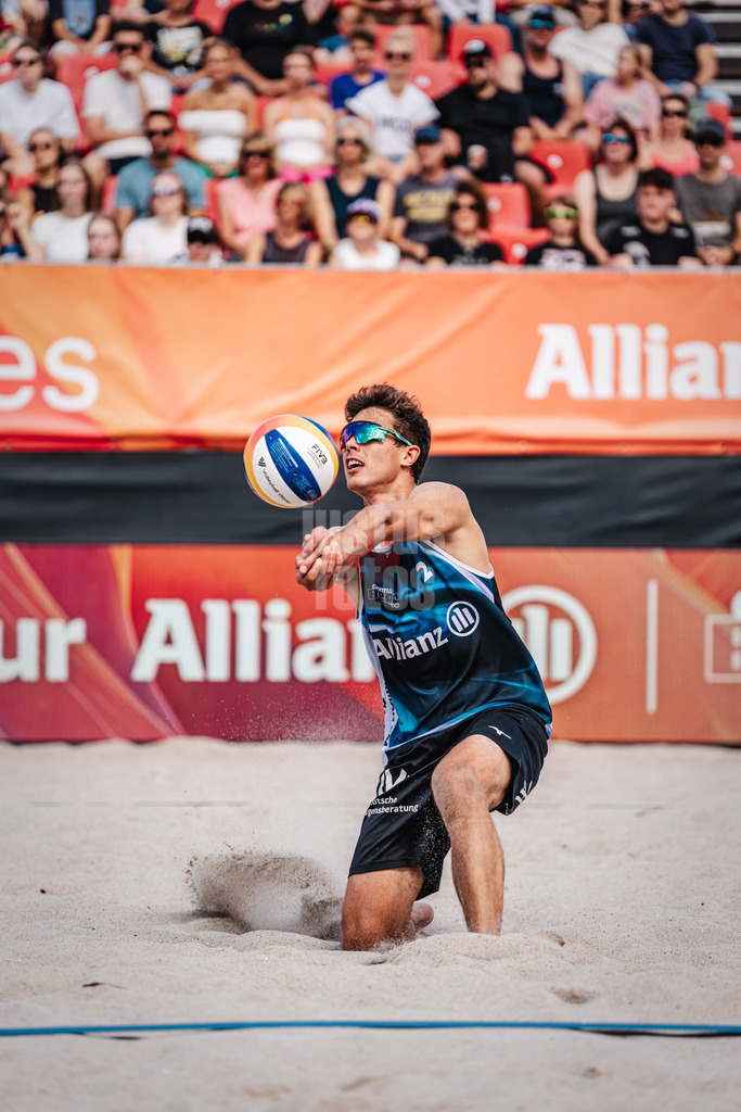 Beachvolleyball | Männer  | Allianz German Beach Tour 2024 | Tourstop Kühlungsborn | 10.08.2024 | Lui Wüst spielt den Ball