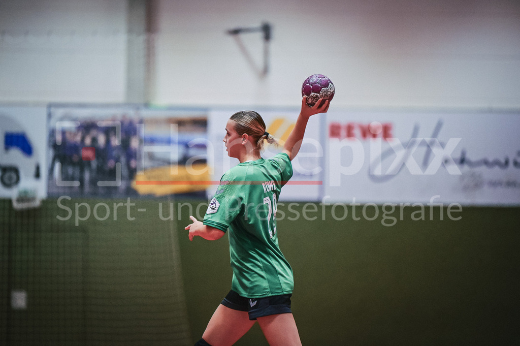 Handball, 2. Bundesliga Frauen, SV Werder Bremen - TuS Lintfort | v.li.: Leni Ruwe (SV Werder Bremen, 28) am Ball, Spielszene, Aktion, Action