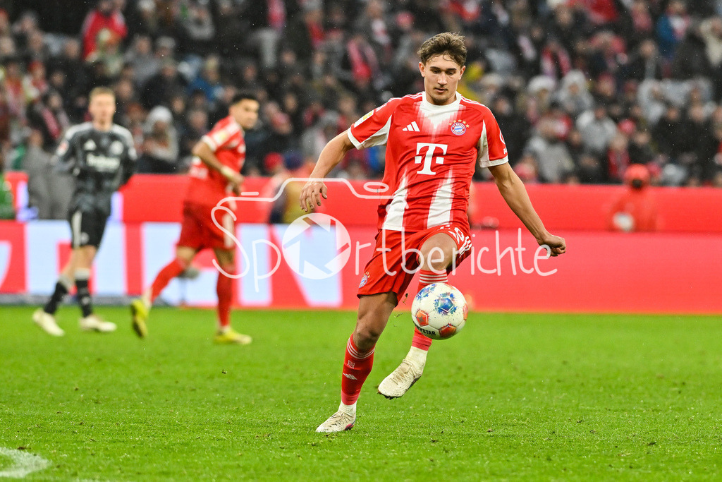 FC Bayern München - Eintracht Frankfurt | MUNICH, GERMANY - 21. FEBRUARY: am BAll TOM BISCHOF (FC Bayern Munich 20) / Einzelfoto / Freisteller während dem Bundesligamatch zwischen dem FC Bayern München und der SG Eintracht Frankfurt am 23. Spieltag in der Allianz Arena / DFL REGULATIONS PROHIBIT ANY USE OF PHOTOGRAPHS AS IMAGE SEQUENCES AND/OR QUASI-VIDEO