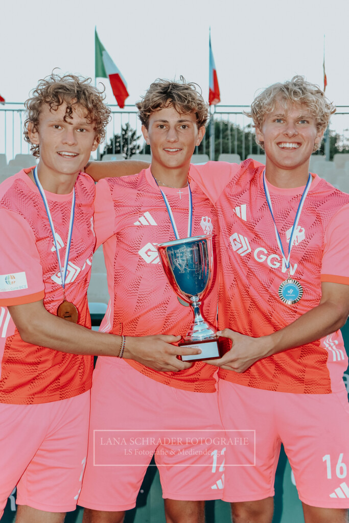 EM_MU18_F_GER-BEL_Lille_bearbeitet_Pokalbilder (114 von 137) | lanaschraderfotografie - Realisiert mit Pictrs.com