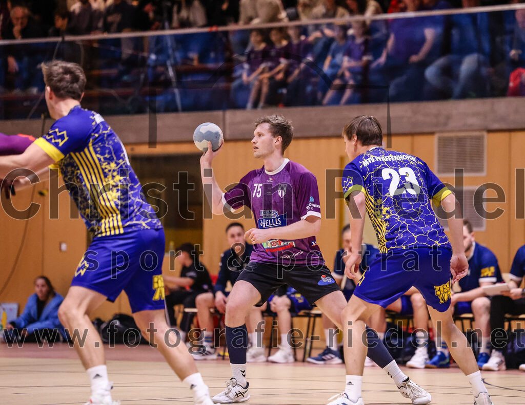 2024-12-14_042_SpVgg_Altenerding_gegen_MTV_Pfaffenhofen | Erding, Deutschland, 14.12.2024:Handball, Bezirksoberliga Männer 2024 / 2025, 10. Spieltag, SpVgg Altenerding gegen MTV Pfaffenhofen, Endergebnis: 32:30Ferdinand Menzel (SpVgg Altenerding, #75), Kilian Roessler (MTV Pfaffenhofen, #23)Foto: Christian Riedel / fotografie-riedel.net