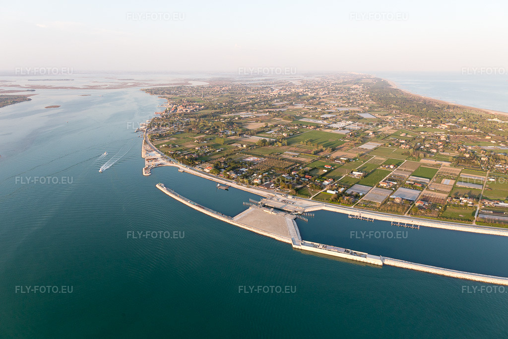 Vue aérienne: Vue de la ville à Punta Sabbioni dans le département Vénétie, Italie. Photo: IMG_098282.jpg prise le 03/04/2017 par Werner Riehm/FLY-FOTO.eu – Résolution de l'original: 5472 x 3648 px