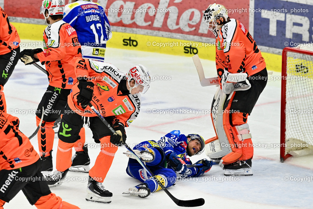 EC IDM WÄRMEPUMPEN VSV vs. MOSER MEDICAL GRAZ99ERS | #26 Guus van Nes EC VSV, #33 Maxime Lagacé Graz 99ers, #28 Lenz Moosbrugger Graz 99ers, EC IDM WÄRMEPUMPEN VSV vs. MOSER MEDICAL GRAZ99ERS, EC IDM WÄRMEPUMPEN VSV vs. MOSER MEDICAL GRAZ99ERS am 12.03.2026 in Villach (Stadthalle Villach), Austria, (Photo by Bernd Stefan)