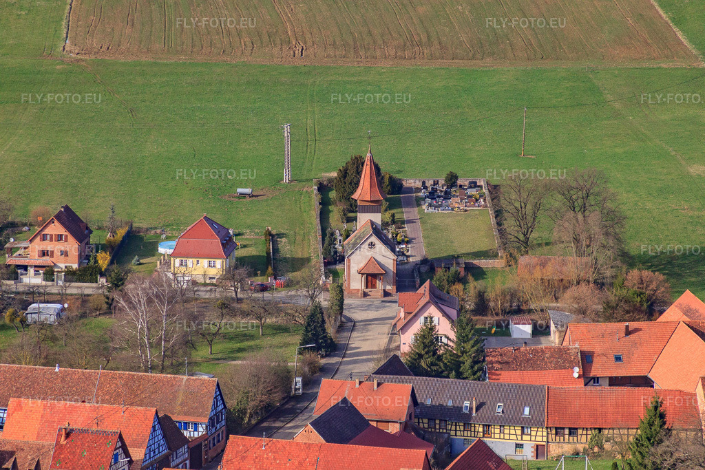 Vue aérienne: Cimetière et église à Issenhausen dans le département Bas Rhin, France – .Photo: IMG_38599.jpg prise le 20/03/2011 par Werner Riehm/FLY-FOTO.eu – Résolution de l'original: 4752 x 3168 px