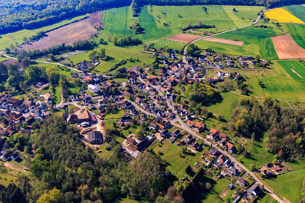 Aerial view: Rue d'Uhrwiller in Gumbrechtshoffen in the state Bas-Rhin, France. – Photo: IMG_099494.jpg taken on 04/30/2017 by Werner Riehm/FLY-FOTO.com – Resolution of the original: 5352 x 3568 px
