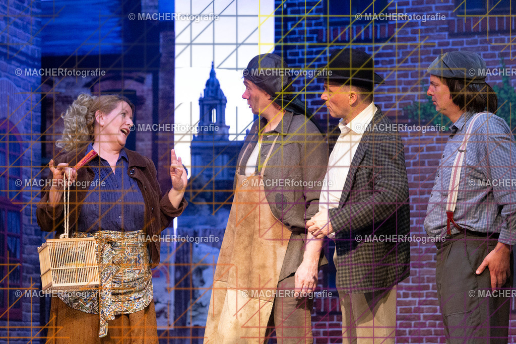 156_MFL-2025 | Portraitbilder von Regisseur; Darsteller; Techniker; Maske; Kostüme; Chor; Musiker; Bilderserie der Generalprobe und der Premierenvorstellung, Szenenbilder; Ausdrucksstudien; Bühnenüberblick; Bühnenkulissen; Pressefotos inkl. Redaktionsfoto Darstellergruppe.