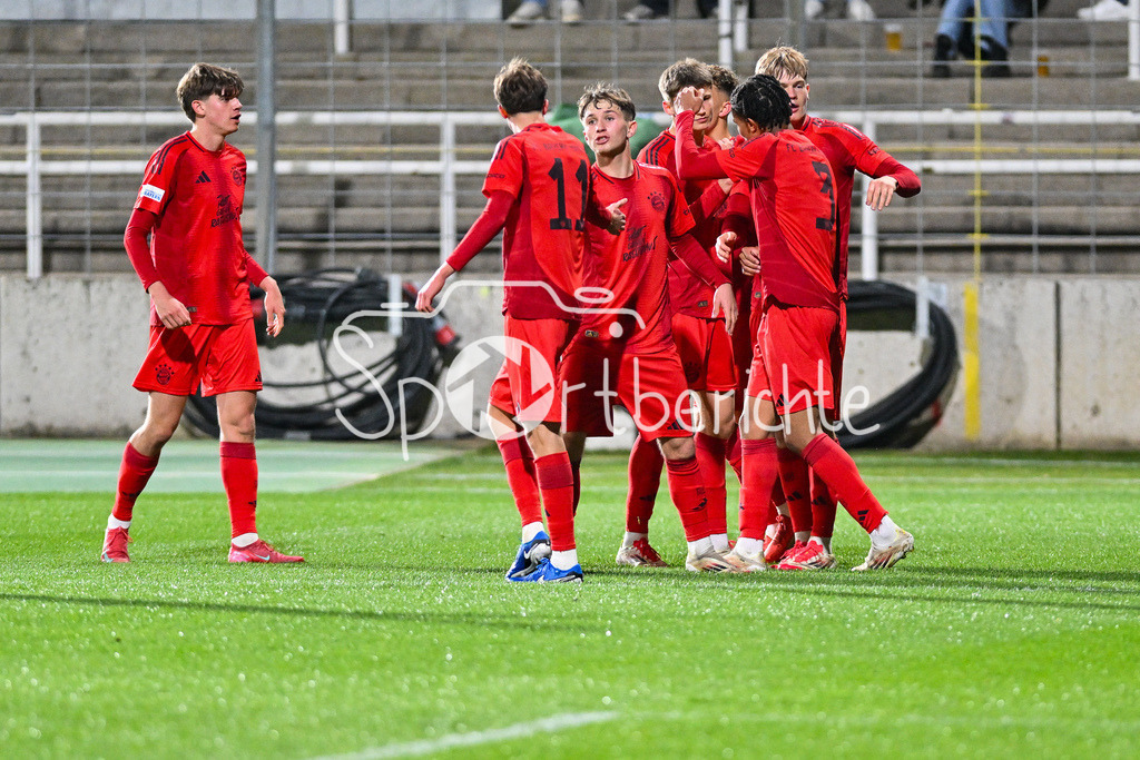 FC Bayern Amateure - SpVgg Hankofen-Hailing | Jubel nach dem Treffer zum 1-0 durch Samuel UNSOELD (FC Bayern München II #9) / Tor / Torschuetze / Freude / Happy / Regionalliga Bayern: FC Bayern Muenchen II - SpVgg Hankofen-Hailing, Gruenwalder Stadion am 28.03.2025