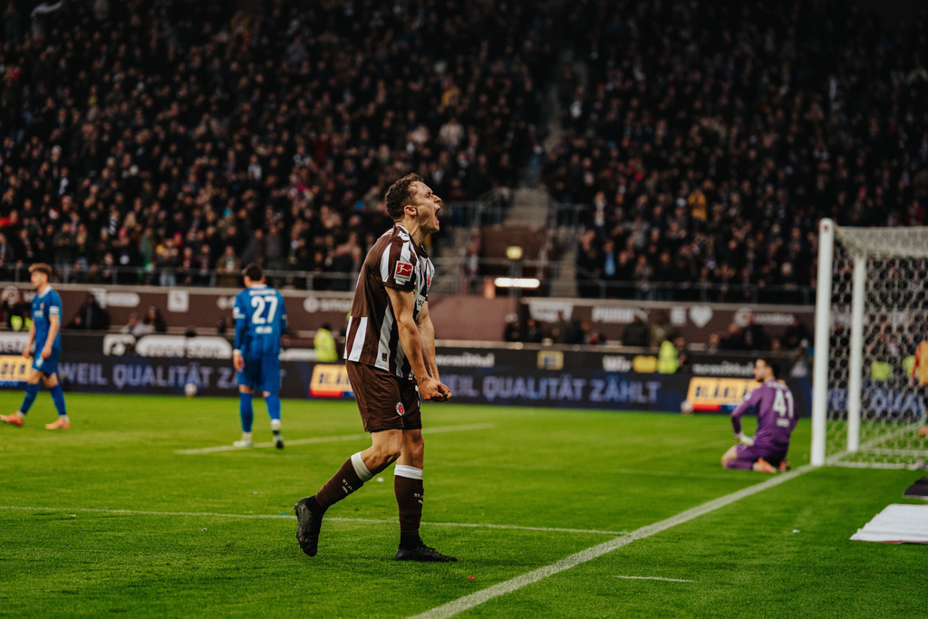 FCS01048 | Der offizielle Shop für FC St. Pauli Fotos. Wähle aus Spielszenen & Fanmomenten dein FCSP Wunschformat. Wir liefern Millerntor-Atmosphäre.