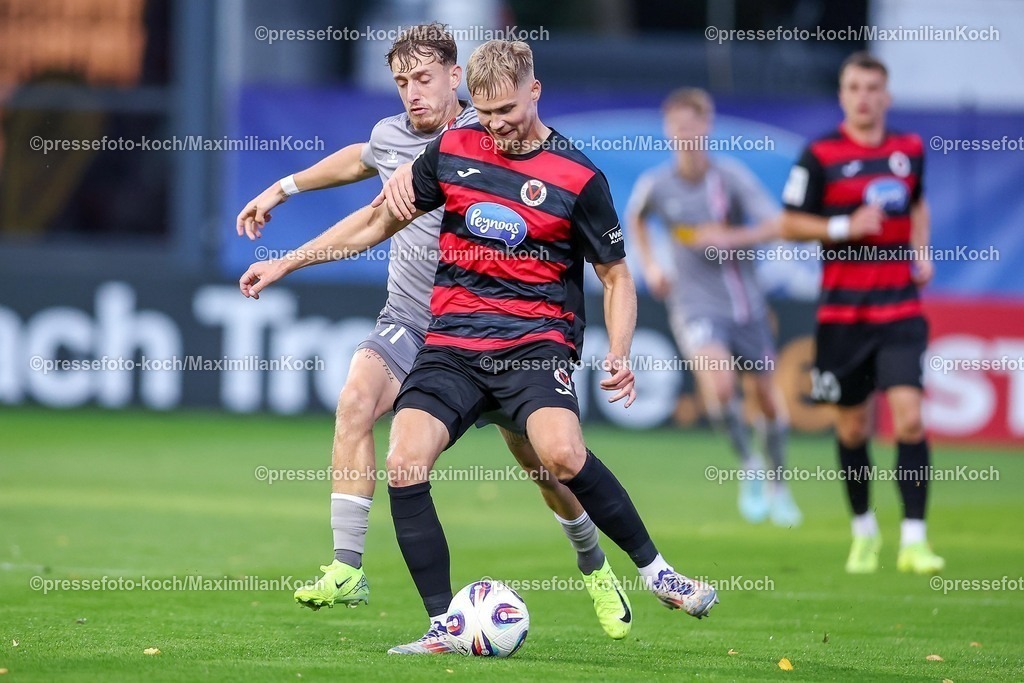 FCVK29082501029 | 29.08.2025, Fußball, FC Viktoria Köln – SSV Jahn Regensburg, 3.Liga, Sportpark Höhenberg, Saison 2025 2026: Lars Dietz (Viktoria Koeln #02) im Zweikampf gegen  Noel Eichinger (Jahn Regensburg #11)  DFB regulations prohibit any use of photographs as image sequences and or quasi-video.