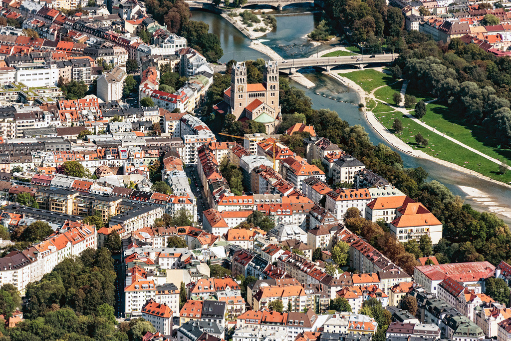 dr__0010110.jpg | MüNCHEN 18.09.2018 Stadtansicht am Ufer des Flußverlaufes der Isar mit Blick auf das Glockenbachviertel, die Reichenbachbrücke und die St. Maximilian Kirche in München im Bundesland Bayern, Deutschland. // City view on the river bank of Isar with Blick auf das Glockenbachviertel and die St. Maximilian Kirche in Munich in the state Bavaria, Germany. Foto: Daniel Reiter