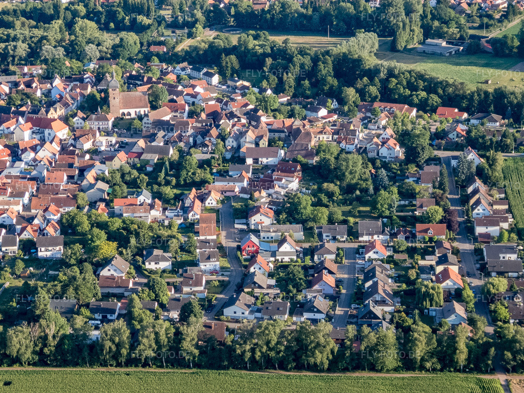 Luftbild: Maxburgstr im Ortsteil Billigheim in Billigheim-Ingenheim im Bundesland Rheinland-Pfalz in Deutschland. Foto: P7130187.jpg vom 13.07.2017 durch Werner Riehm/FLY-FOTO.de