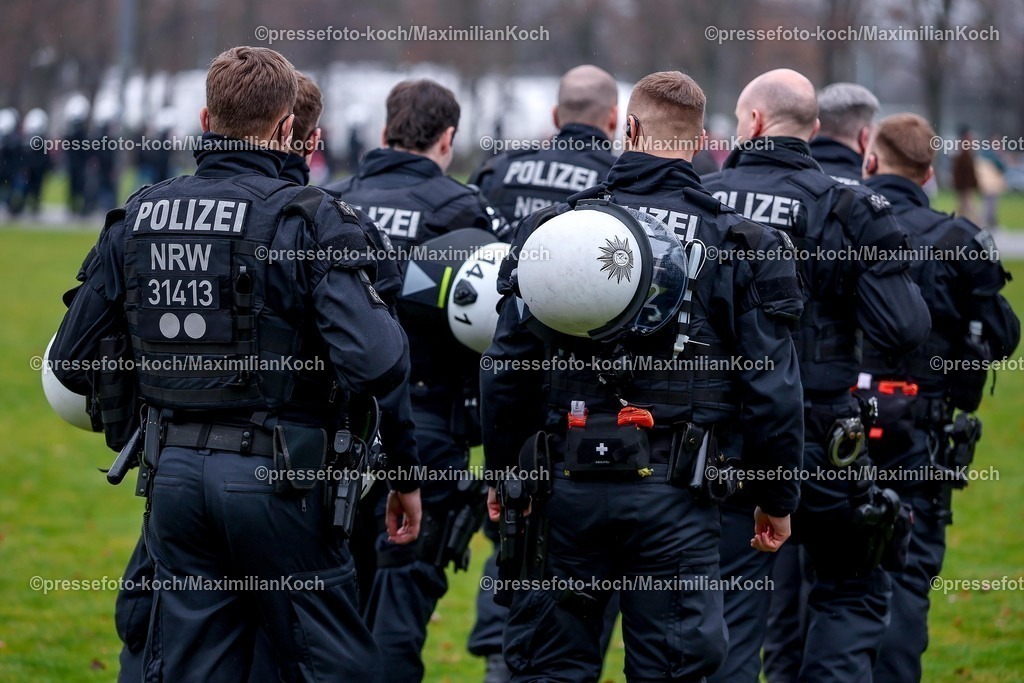 1FC20122501001 | 20.12.2025, Fußball, 1. FC Köln - FC Union Berlin, 1. Fußball Bundesliga, 15. Spieltag, RheinEnergie-STADION, Saison 2025 2026: Polizeibereitschaft beim Hochrisikospiel Symbolbild DFB regulations prohibit any use of photographs as image sequences and or quasi-video.