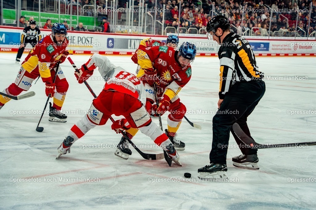 xkkux22022601007 | 22.02.2026, xkkux, Eishockey, DEL2, Düsseldorfer EG - EC Bad Nauheim, PSD Bank Dome Düsseldorf: Andrej Bires (Bad Nauheim #88) im Zweikampf gegen  Erik Bradford (DEG #22) beim Bully