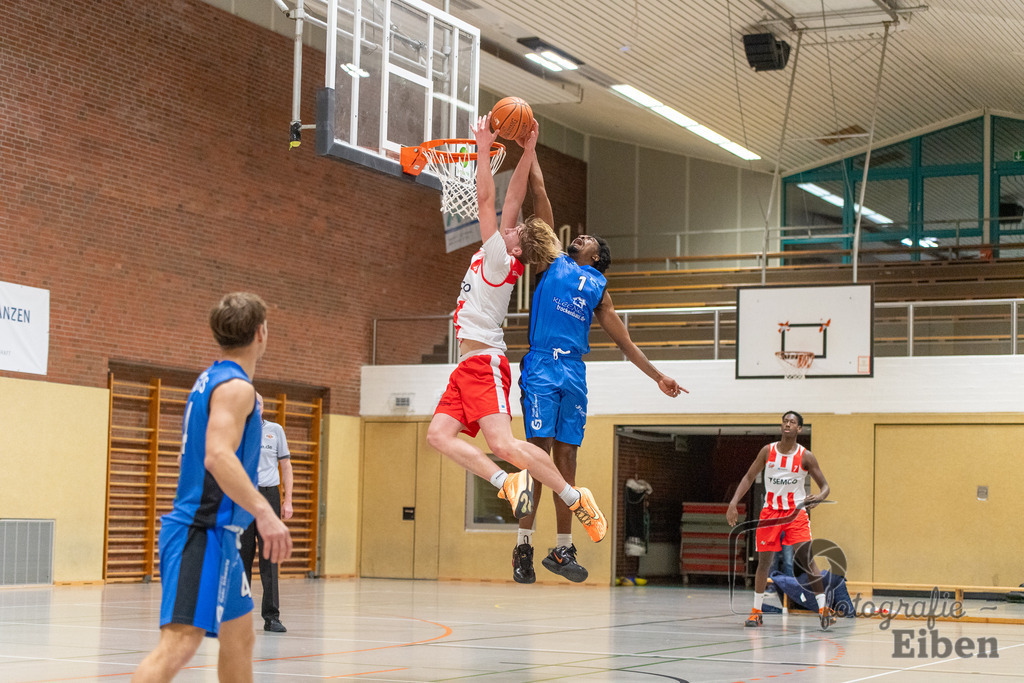 TSG Westerstede-Fortuna Logabirum | Basketball 2. Regionalliga; TSG Westerstede 2 (weiß)- Fortuna Logabirum (blau) am 12.12.2025 in Westerstede (Hössensportzentrum), Photo: Philip Eiben 2025 - Realisiert mit Pictrs.com