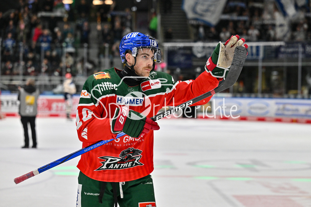 Augsburger Panther - Schwenninger Wild Wings | Die Augsburger Panther feiern zusammen mit den Fans dem Heimsieg gegen Schwenningen / DEL: Augsburger Panther - Schwenninger Wild Wings, Curt Frenzel Stadion am 02.02.2025 / Chris COLLINS (Augsburger Panther #10)