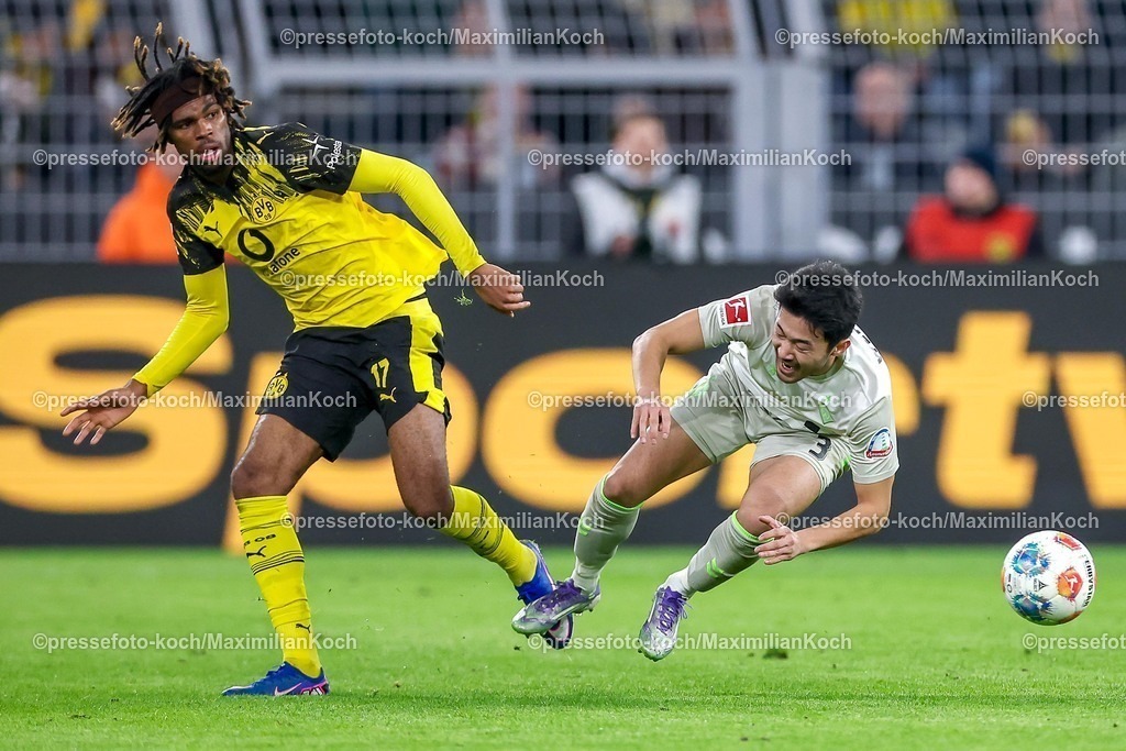 BVB13012601050 | 13.01.2026, Fußball, Borussia Dortmund - SV Werder Bremen,, 1. Fußball Bundesliga, 17. Spieltag, Signal Iduna Park, Saison 2025 2026: Carney Chukwuemeka (BVB #17)  im Zweikampf gegen  Yukinari Sugawara (SV Werder Bremen #03)  DFB regulations prohibit any use of photographs as image sequences and or quasi-video.