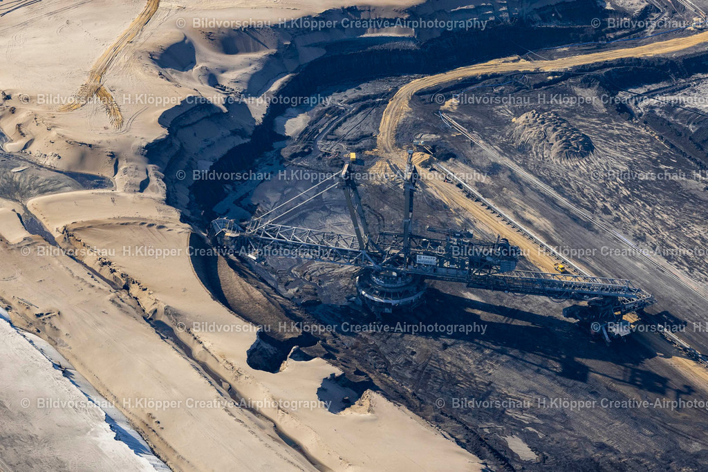 Luftbild Jüchen-3720 | Luftbildfotografie und Luftbild Bagger- Förderbrücke im Braunkohle - Tagebau in Erkelenz im Bundesland Nordrhein-Westfalen, Deutschland - Realisiert mit Pictrs.com