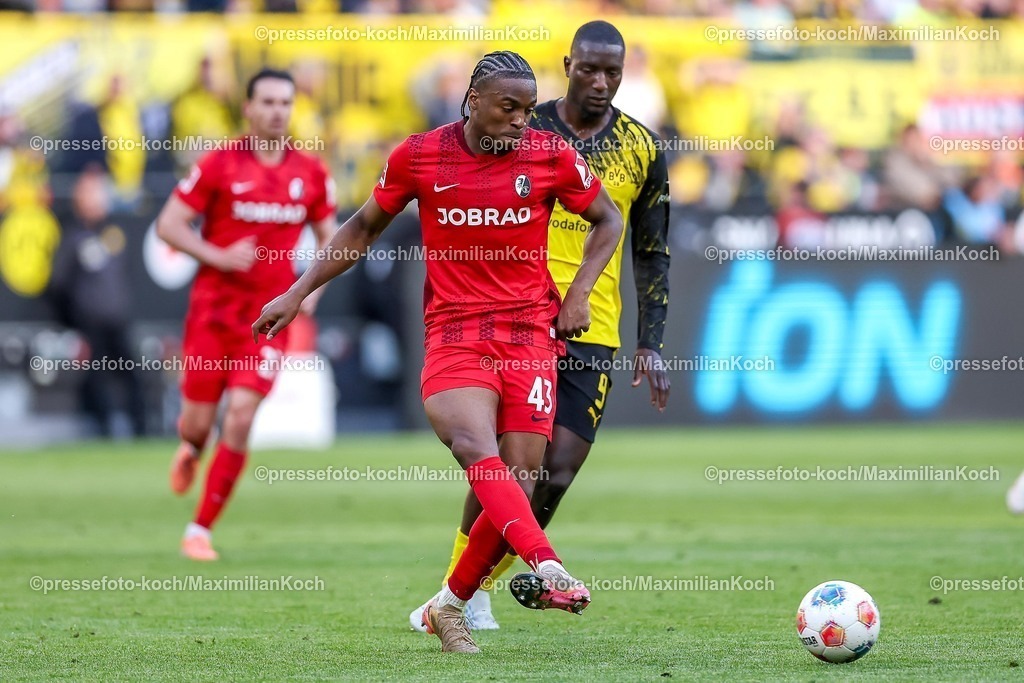 BVB26042601064 | 26.04.2026, Fußball, Borussia Dortmund - SC Freiburg, 1. Fußball Bundesliga, 31. Spieltag, Signal Iduna Park, Saison 2025 2026: Bruno Ogbus&nbsp;(SC Freiburg #43) im Zweikampf gegen  Serhou Guirassy&nbsp;(BVB #09)  DFB regulations prohibit any use of photographs as image sequences and or quasi-video.