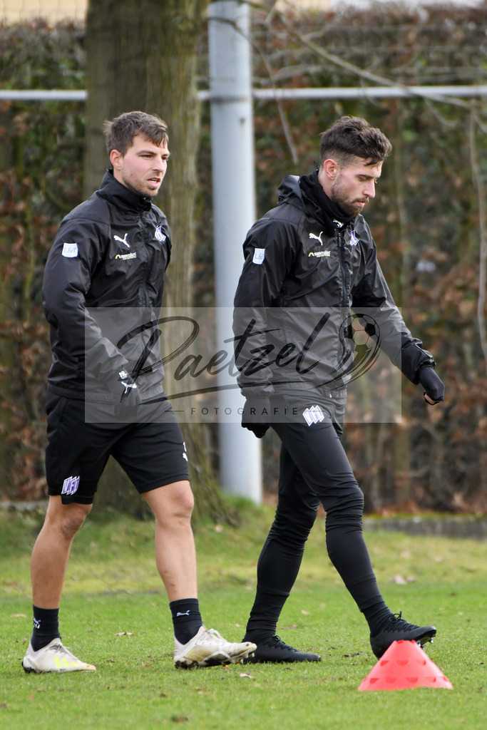 20200130_TRAOSN_0050 | Fußball, Herren: Kevin Wolze (VfL Osnabrueck) und Manuel Farrona Pulido (VfL Osnabrueck) schauen waehrend der Trainingseinheit des VfL Osnabrueck im Sportpark Illoshoehe am 30.01.2020 in Osnabrueck, Deutschland. - Realisiert mit Pictrs.com