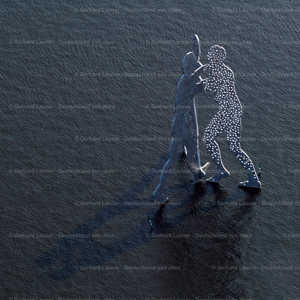 A790427 | Der Molecule Man ist ein Berliner Monumentalkunstwerk, das im Mai 1999 von dem amerikanischen Bildhauer Jonathan Borofsky geschaffen wurde. Es handelt sich um eine Drei-Personen-Skulptur, die in der Spree zwischen Elsenbrücke und Oberbaumbrücke nahe dem Schnittpunkt der drei Ortsteile Kreuzberg, Alt-Treptow und Friedrichshain aufgestellt wurde.