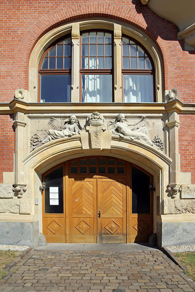 Foto: Leipzig - Deutsches Buchgewerbehaus - Haupteingang | Das Team hinter BILDLEXIKON LEIPZIG bündelt historische wie aktuelle Informationen über die Stadt Leipzig in Text und Bild auf einer Plattform und stellt diese der interessierten Öffentlichkeit zur Verfügung.