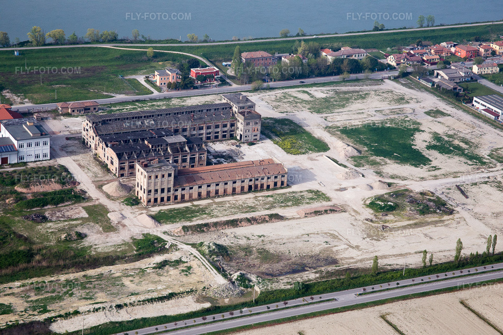 Aerial view: View of the town in Ca' Tiepolo in the state Veneto, Italy. – Photo: IMG_087276.jpg taken on 04/05/2016 by Werner Riehm/FLY-FOTO.com – Resolution of the original: 5472 x 3648 px