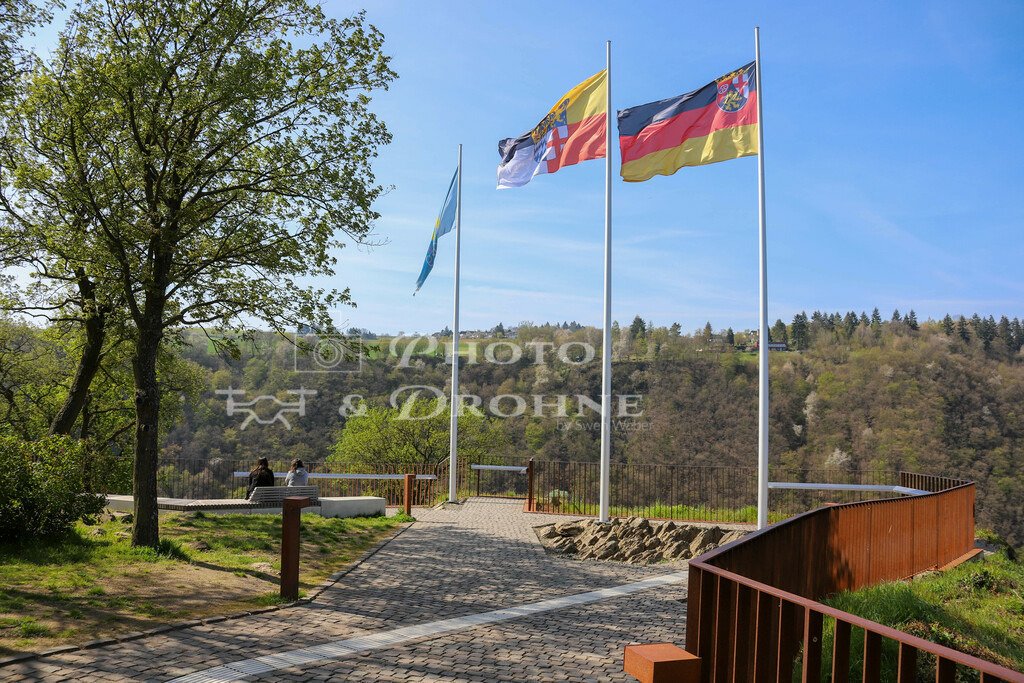 Loreley-8027 | Die Loreley ist Deutschlands wohl bekanntester Felsen und zieht jedes Jahr tausende von Touristen aus aller Welt an. Hier an der Loreley gibt es nicht nur Sagen und Legenden. Hier an der Stelle ist der Rhein am schmälsten und am tiefsten und es gab jeher viele Schiffsunfälle. - Realisiert mit Pictrs.com