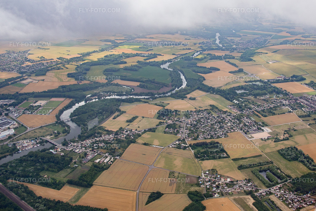Aerial view: Les Grands Noyers in Charmoy in the state Yonne, France. – Photo: IMG_082615.jpg taken on 06/21/2015 by Werner Riehm/FLY-FOTO.com – Resolution of the original: 4464 x 2976 px