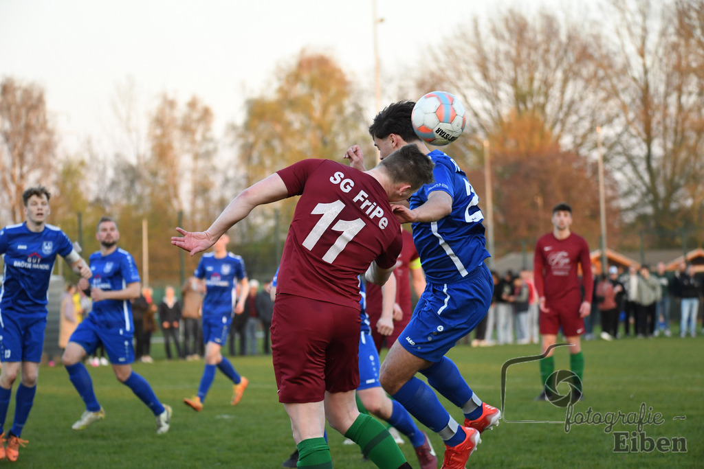 SG FriPe-FC Rastede | Herren Kreisliga; SG FriPe (rot)-FC Rastede (blau) am 21.04.2023; in Petersfehn (A-Platz), Photo: Philip Eiben 2023 - Realisiert mit Pictrs.com