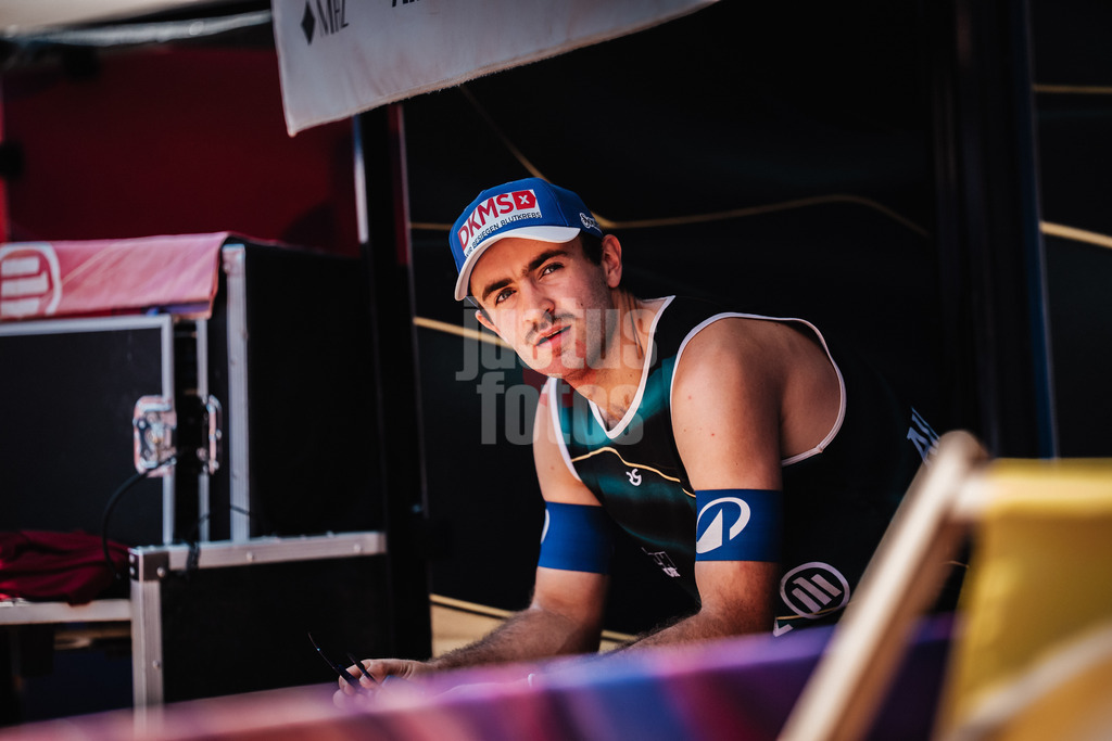 Beachvolleyball | Männer | Allianz German Beach Tour 2025 | Tourstop München | 11.07.2025 | Momme Lorenz auf der Spielerbank