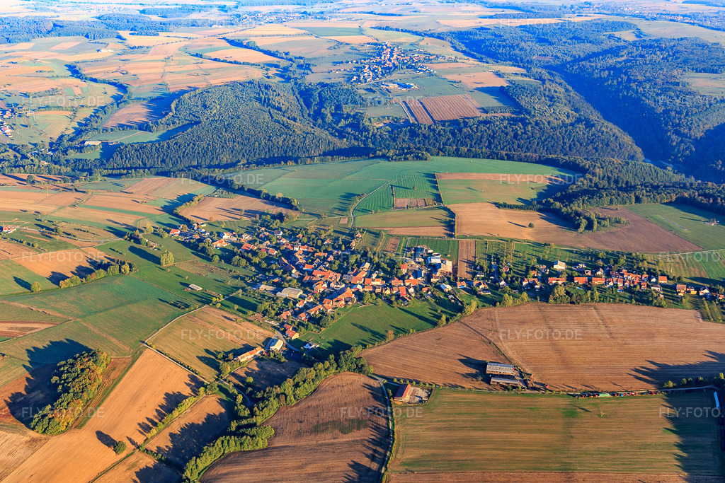 Luftbild: Ortsansicht von Südosten in Pfalzweyer im Bundesland Bas-Rhin in Frankreich. – Foto: IMG_111686.jpg vom 16.09.2018 durch Werner Riehm/FLY-FOTO.de – Auflösung des Originals: 5472 x 3648 px