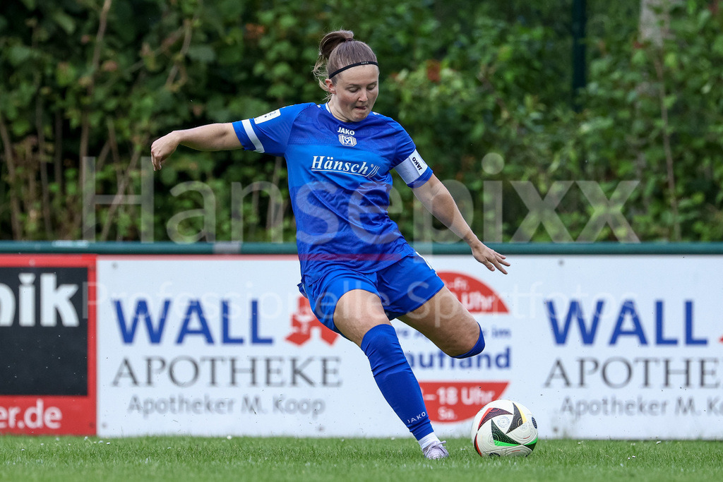 Fussball, Testspiel Frauen, SV Meppen - SpVg Aurich | Ayleen Seyen (SV Meppen, 13) am Ball, Freisteller, Einzelbild, Ganzkörper, Aktion, Action, Spielszene