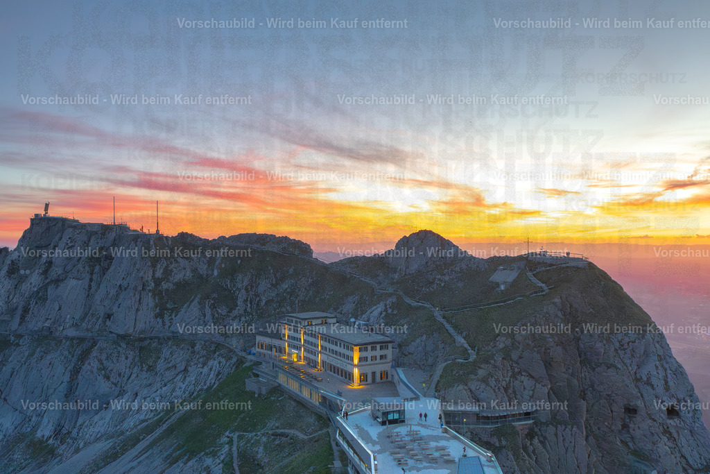 Sonnenuntergang auf dem Pilatus | Sonnenuntergang auf dem Pilatus mit warmem Abendlicht, leuchtenden Wolken und Blick über die Zentralschweiz. Eine ruhige Bergserie zwischen Fels, Himmel und letzter Tagesfarbe. - Realisiert mit Pictrs.com