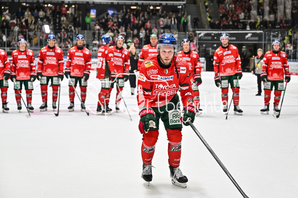Augsburger Panther - Kölner Haie | Glückliche Augsburger Panther feiern den Heimsieg gegen Köln mit den heimischen Fans / DEL: Augsburger Panther - Kölner Haie; Curt Frenzel Stadion am 26.09.2025 / Riley DAMIANI (Augsburger Panther #19)