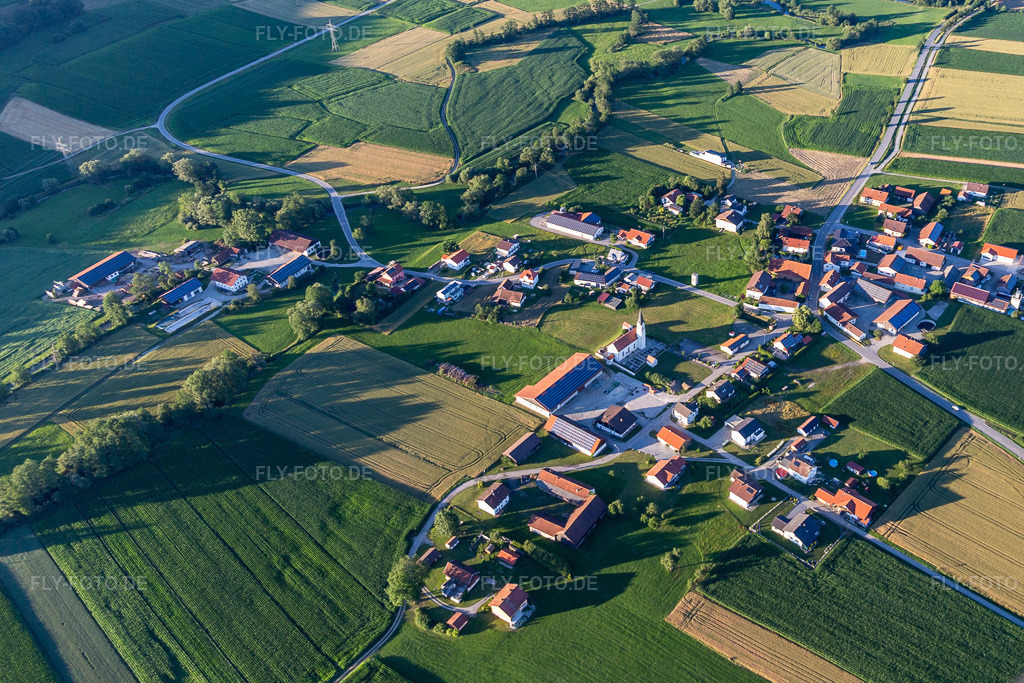 Luftbild: Obergrafendorf im Ortsteil Obergrafendorf in Roßbach im Bundesland Bayern in Deutschland. – Foto: IMG_132869.jpg vom 02.07.2022 durch Werner Riehm/FLY-FOTO.de – Auflösung des Originals: 4110 x 2740 px – -