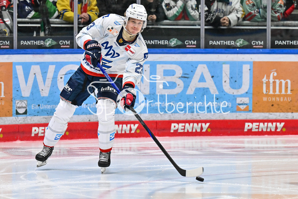 Augsburger Panther - Adler Mannheim | am Puck Jyrki JOKIPAKKA (Adler Mannheim 23) / Freisteller / Einzelfoto / DEL: Augsburger Panther - Adler Mannheim, Curt Frenzel Stadion am 16.02.2025