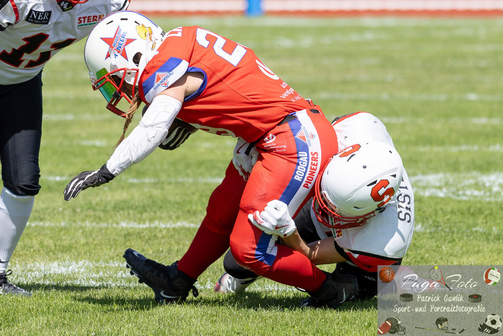 GFLW 1: German Football League Women 1: Rodgau Pioneers Ladies - Stuttgart Scorpions Sisters, 07.06.2026 | Pia Mende (Stuttgart Scorpions Sisters #17) tackled / ringt Alena Lins (Rodgau Pioneers Ladies #29) zu Boden, Rodgau Pioneers Ladies - Stuttgart Scorpions Sisters, Rodgau, Maingau-Energie-Stadion "Am Weichsee", 7.6.2026 - Realisiert mit Pictrs.com