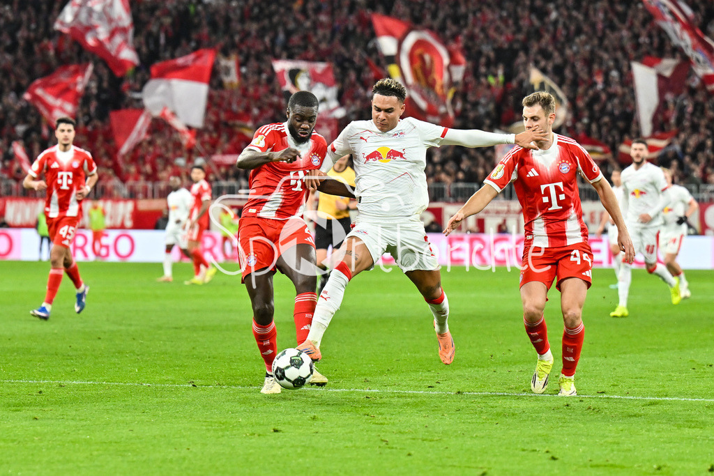 FC Bayern München - RB Leipzig | MUNICH, GERMANY - 11. FEBRUARY: im Duell Dayot UPAMECANO (FC Bayern Munich 2) und Antonio Eromonsele Nordby NUSA (RB Leipzig 7) und Josip STANISIC (FC Bayern Munich 44) während dem Spiel zwischen dem FC Bayern München und RB Leipzig beim Viertelfinale des DFB-Pokales in der Allianz Arena