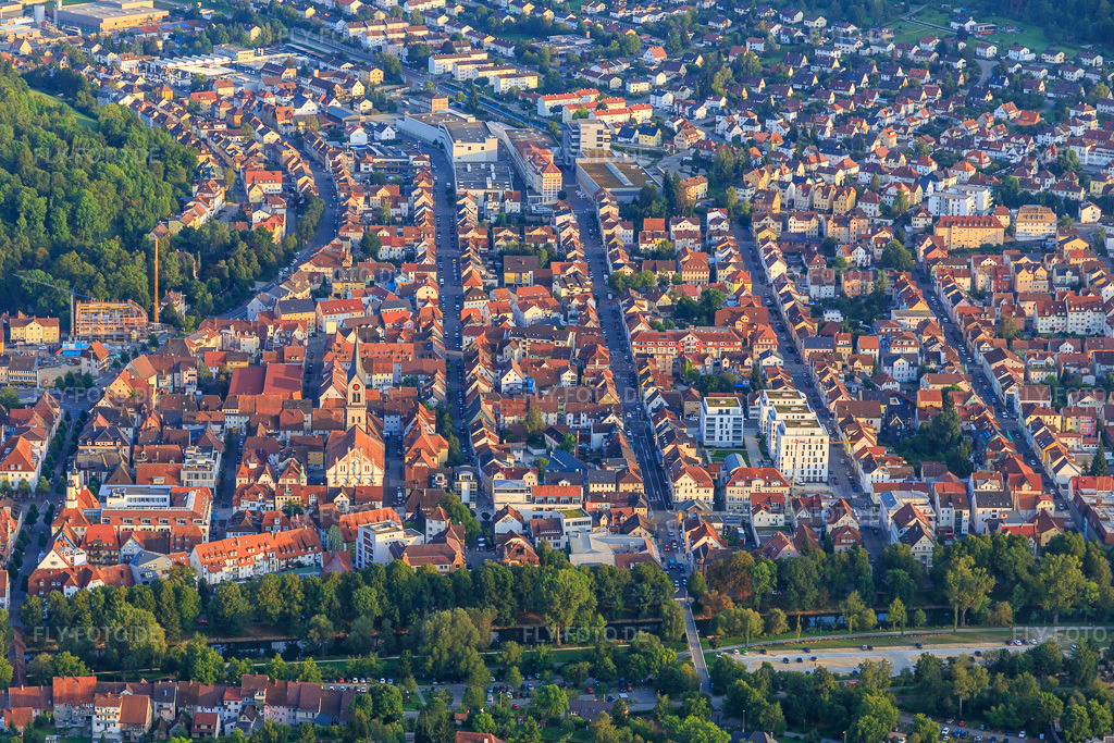 Luftbild: Altstadt jenseits des Mains unter der Ruine Honberg mit Evangelische Stadtkirche in Tuttlingen im Bundesland Baden-Württemberg in Deutschland. – Foto: IMG_102737.jpg vom 25.08.2017 durch Werner Riehm/FLY-FOTO.de – Auflösung des Originals: 5472 x 3648 px – Honberg | Stadt Tuttlingen – Evangelische Kirchengemeinde Tuttlingen