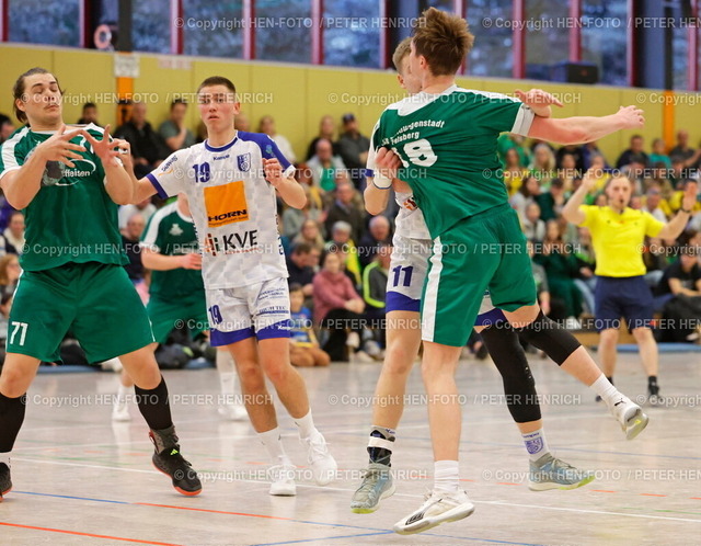 Schirmherrschaft Yuri Knorr | 24.03.2024 Handball Hessische Meisterschaft Finale männliche A-Jugend Schirmherrschaft JURI KNORR TSG Münster - JSG Dreiburgenstadt Felsberg (22:28) v. li. Finn Daude (71 JSG) Achim Solon Baxmeier (19 Münster) Christian Jakobi (19 JSG) (Foto: Peter Henrich) - Realisiert mit Pictrs.com