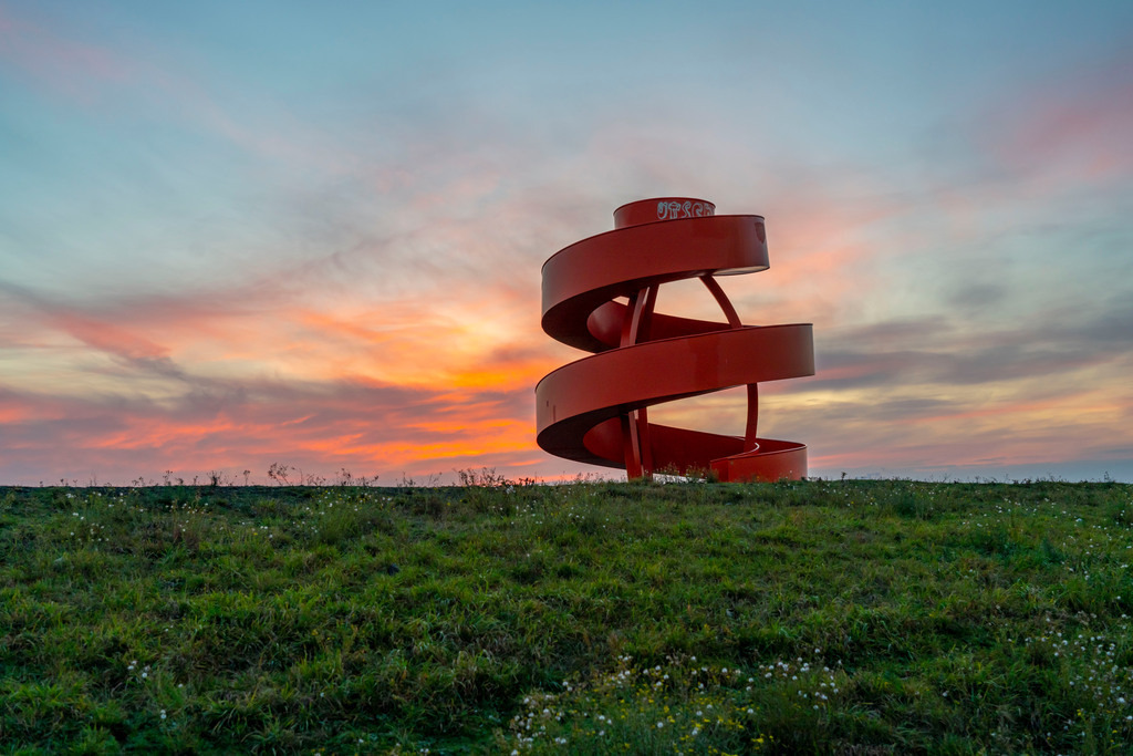 JT-201125 | Skulptur Haldenzeichen, Aussichtsturm, Halde Humbert, Teil des  Lippepark in Hamm, 5 Bergehalden wurden zu einer Art Freizeit- Landschaftsgebiet verbunden,  Hamm, NRW, Deutschland - Realisiert mit Pictrs.com