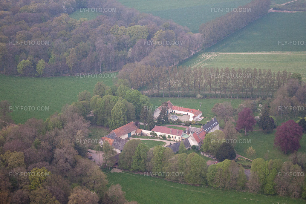 Aerial view: View of the town in Bours in the state Pas de Calais, France. – Photo: IMG_40118.jpg taken on 04/17/2011 by Werner Riehm/FLY-FOTO.com – Resolution of the original: 4752 x 3168 px