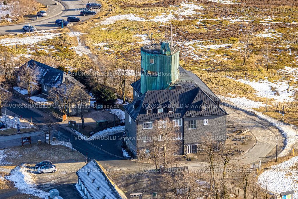 Winterberg260105127 | Luftbild, Bergkuppe mit Gipfelturm Kahler Asten in winterlicher Landschaft, Aussichtsturm mit Wetterstation und Hotel mit Restaurant, Winterberg, Sauerland, Nordrhein-Westfalen, Deutschland