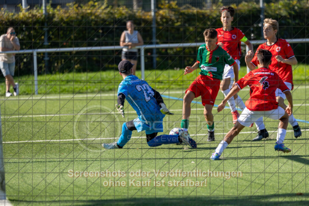 20250920_153322_0091 | #,1.Göppinger SV (rot) vs. FC Esslingen II (grün), Fussball, C-Junioren Leistungsstaffel Mitte - wfv 2025/2026, Kunstrasenplatz Nord, Hohenstaufenstr. 116, 73033 Göppingen, 20.09.2025 - 15:30 Uhr,Foto: PhotoPeet-Sportfotografie/Peter Harich