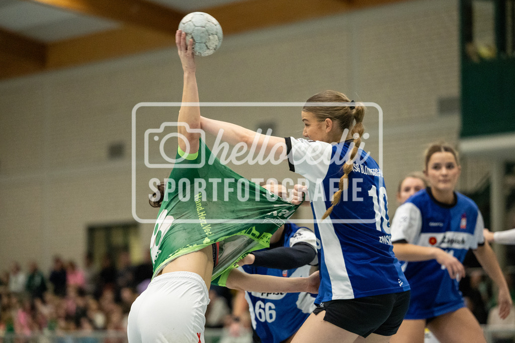 Vechta_Blomberg-07 | Theresa Beermann (8, SC SFN Vechta) greift an und Meggan Rusko (10, HSG Blomberg-Lippe II) verteidigt. - Realisiert mit Pictrs.com