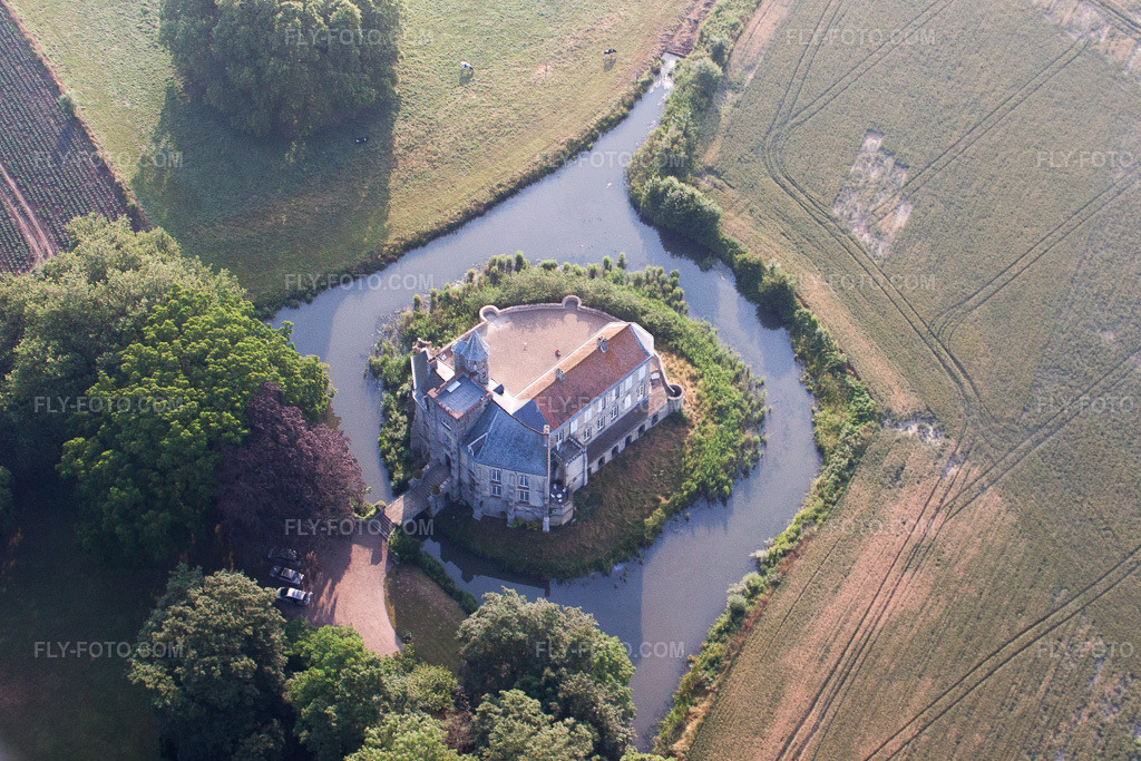 Aerial view: Buildings and castle park of the moated castle of Tilques in Tilques in Serques in the state Pas de Calais, France. – Photo: IMG_58920.jpg taken on 07/22/2013 by Werner Riehm/FLY-FOTO.com – Resolution of the original: 3247 x 2164 px