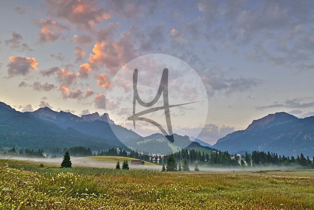 Mystische Morgenstimmung beim Sonnenaufgang über dem Tannheimer Tal, Tirol, Österreich | Meurer Shop - Realisiert mit Pictrs.com