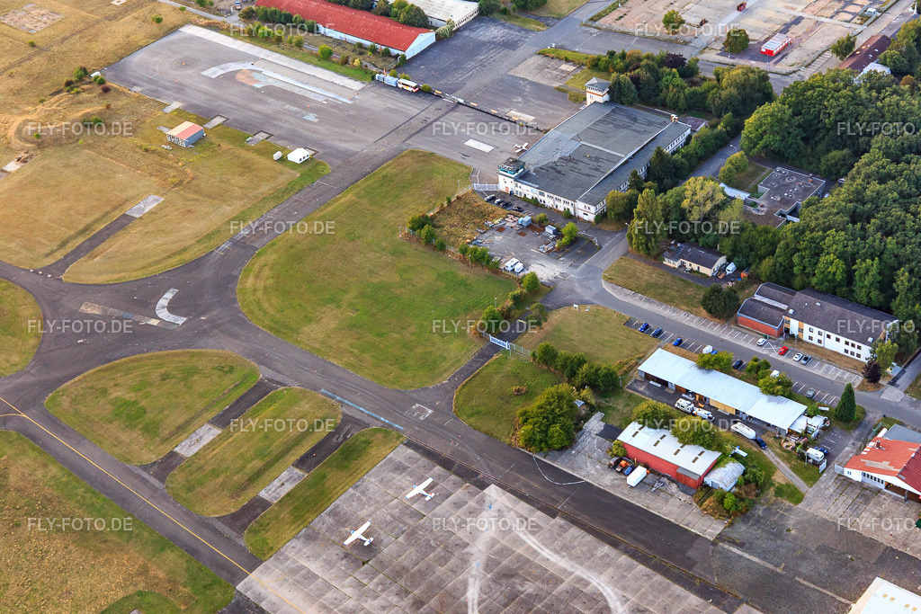 Tower und Abstellflächen des Flugplatz Mainz-Finthen http://www.edfz.de/ | Luftbild: Tower und Abstellflächen des Flugplatz Mainz-Finthen http://www.edfz.de/ im Ortsteil Finthen in Mainz im Bundesland Rheinland-Pfalz in Deutschland. Foto: IMG_094701.jpg vom 21.09.2016 durch Werner Riehm/FLY-FOTO.de - Realisiert mit Pictrs.com